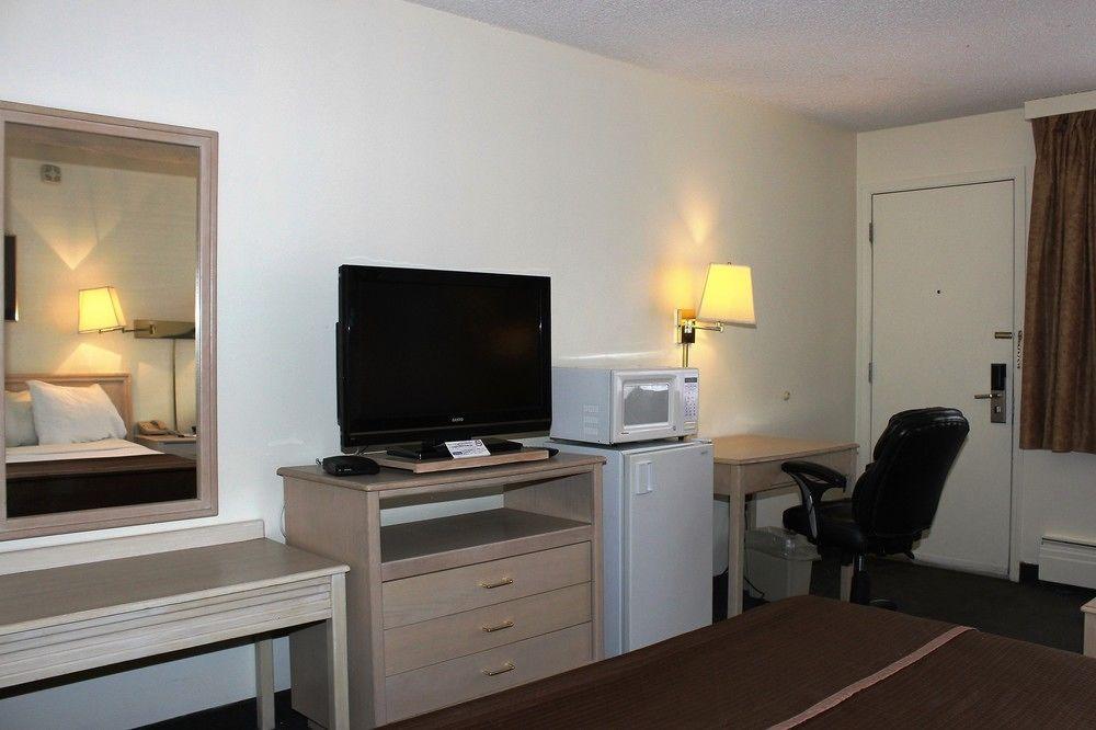 Travelodge By Wyndham Calgary South Extérieur photo